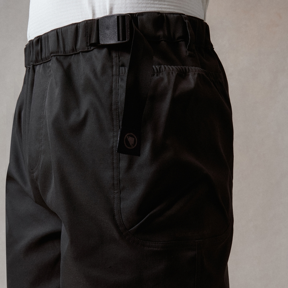 Unisex Corner V Shorts - Black