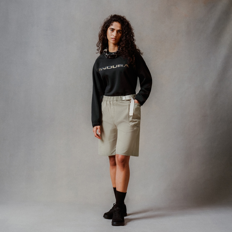 Unisex Corner-V-Shorts Silber