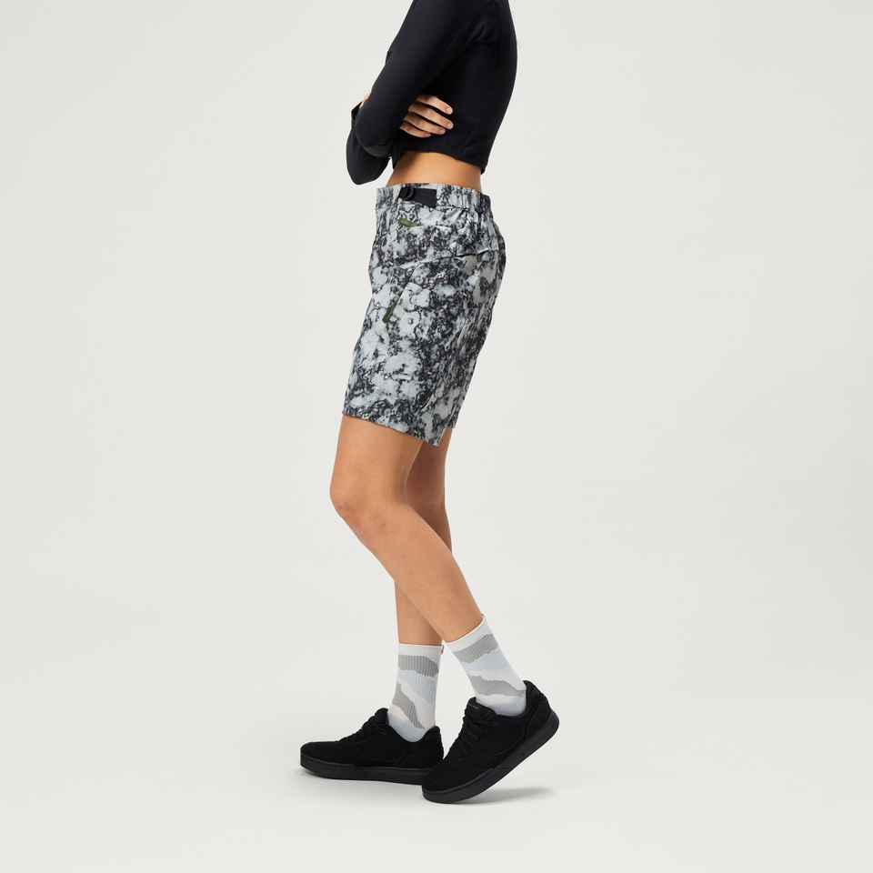 Women's SulTrac Adv 8" Shorts - Dispersed Floral