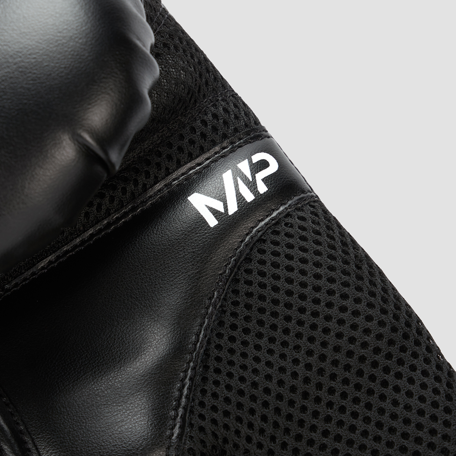 【未使用】MVP PRO BLACK LEATHERボクシンググローブ 14oz MP ボクシング グローブ - ブラック | Myprotein