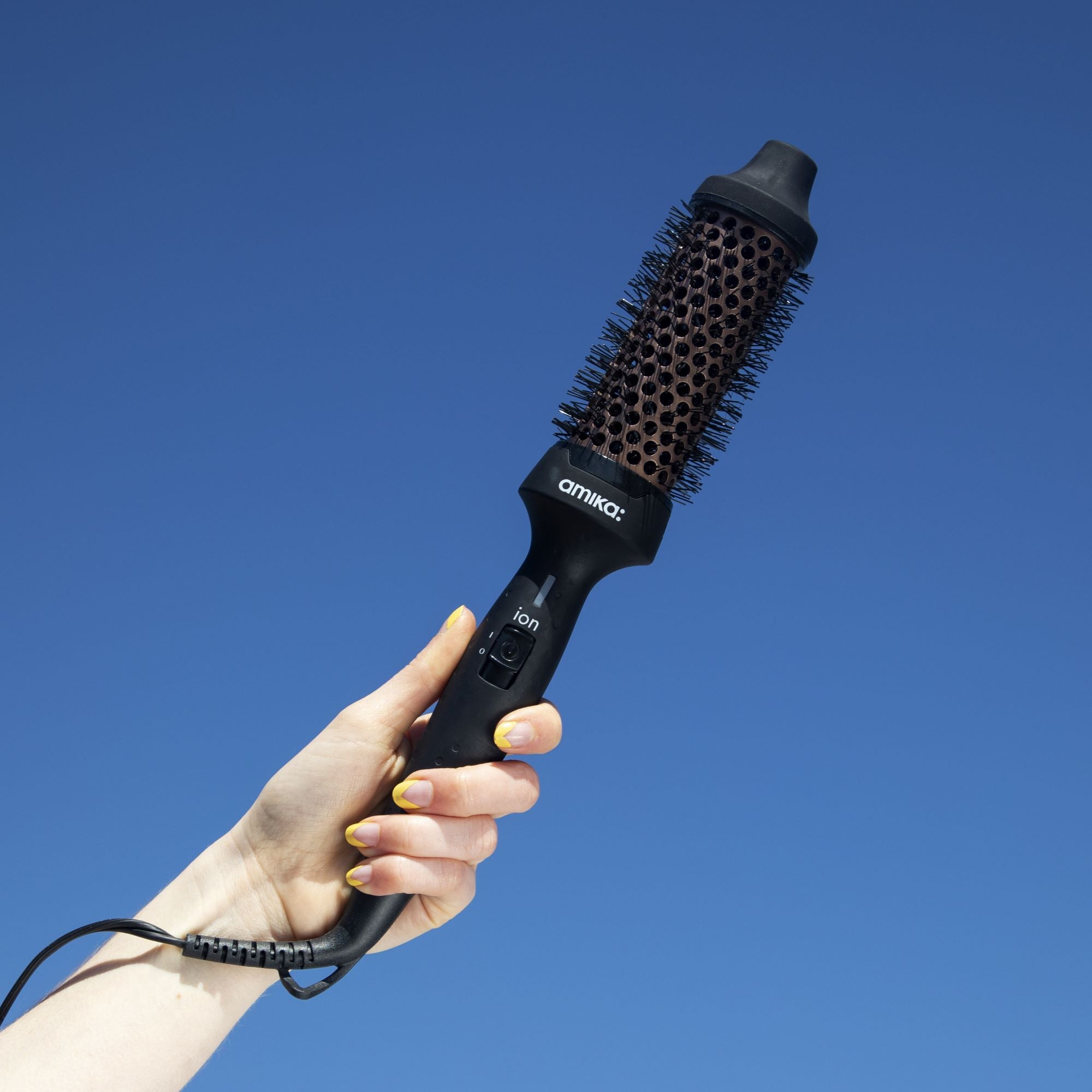ヘアアイロン amika: Blowout Babe Thermal Brush 13309197-1085153318993283.jpg