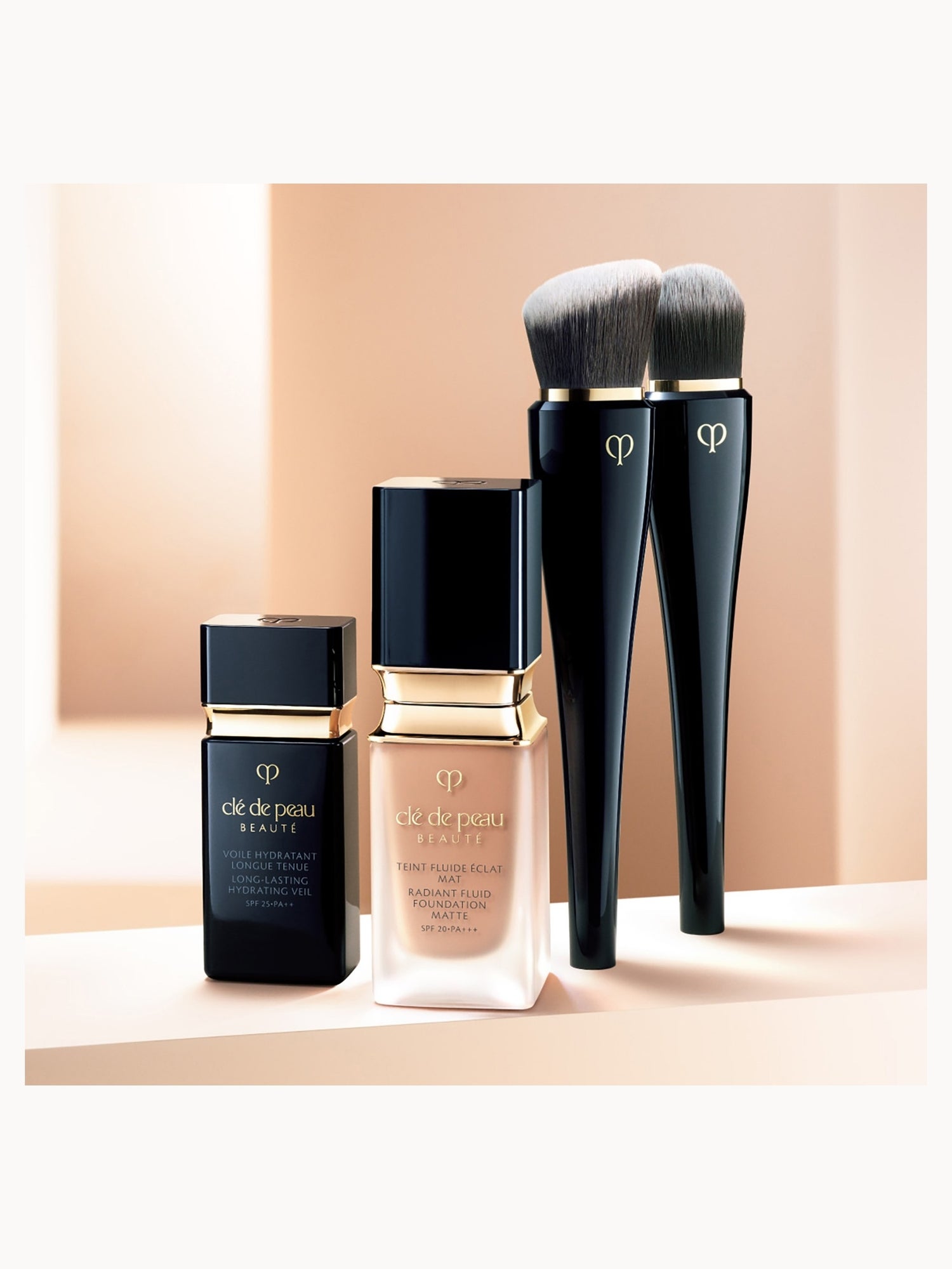 Clé de Peau Beauté Light Coverage Foundation Brush | LOOKFANTASTIC