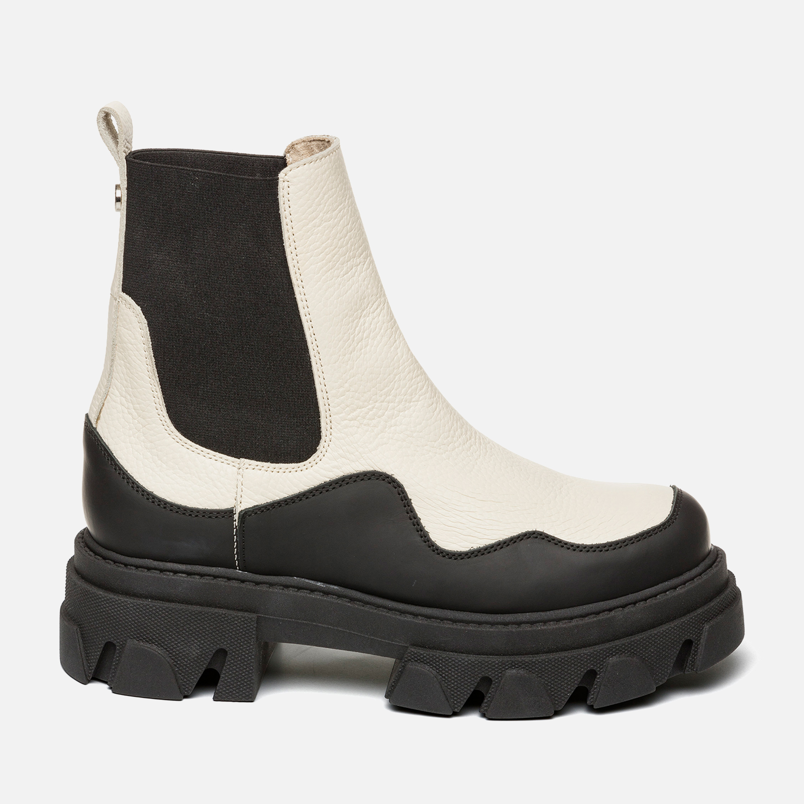 Chelsea boots 2025 with two tabs