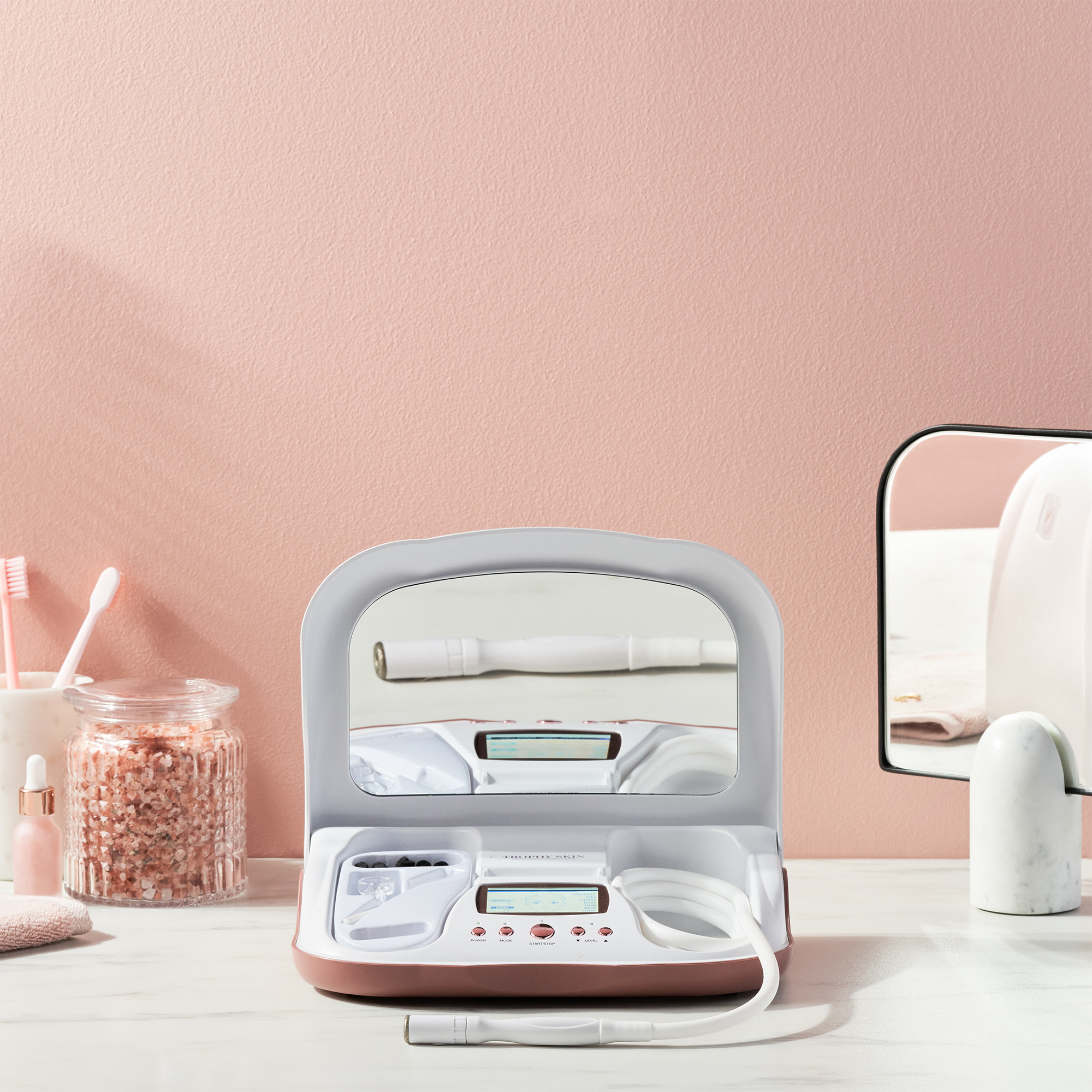 【未開封】美顔器 Trophy Skin MicrodermMD Trophy Skin MicrodermMD | LOOKFANTASTIC