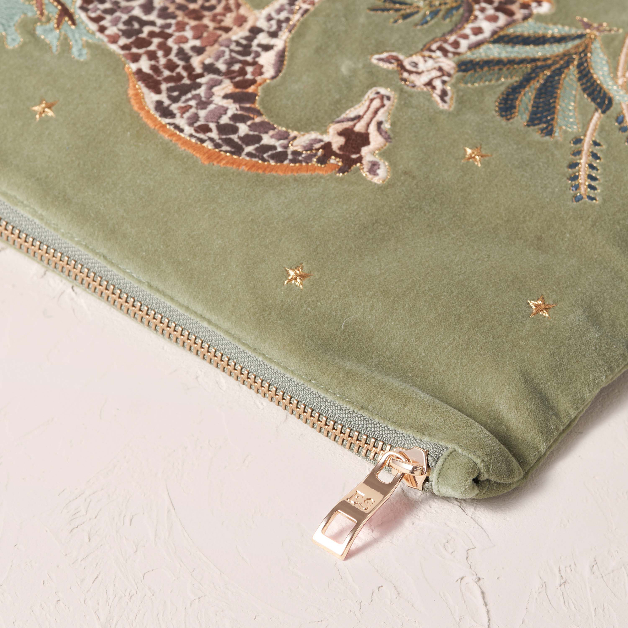 Elizabeth Scarlett Giraffe Mother & Baby Olive Velvet Wash