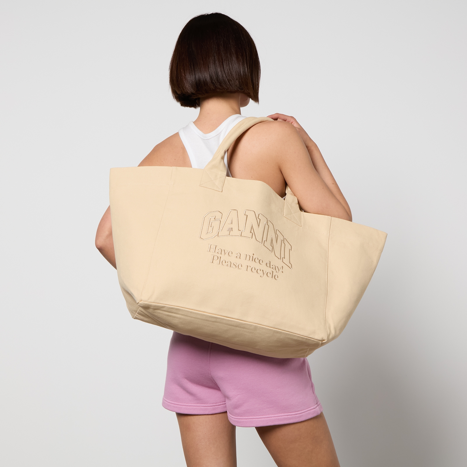 【GANNI】カーキ XXL バッグ GANNIのカーキ XXL バッグがセール中