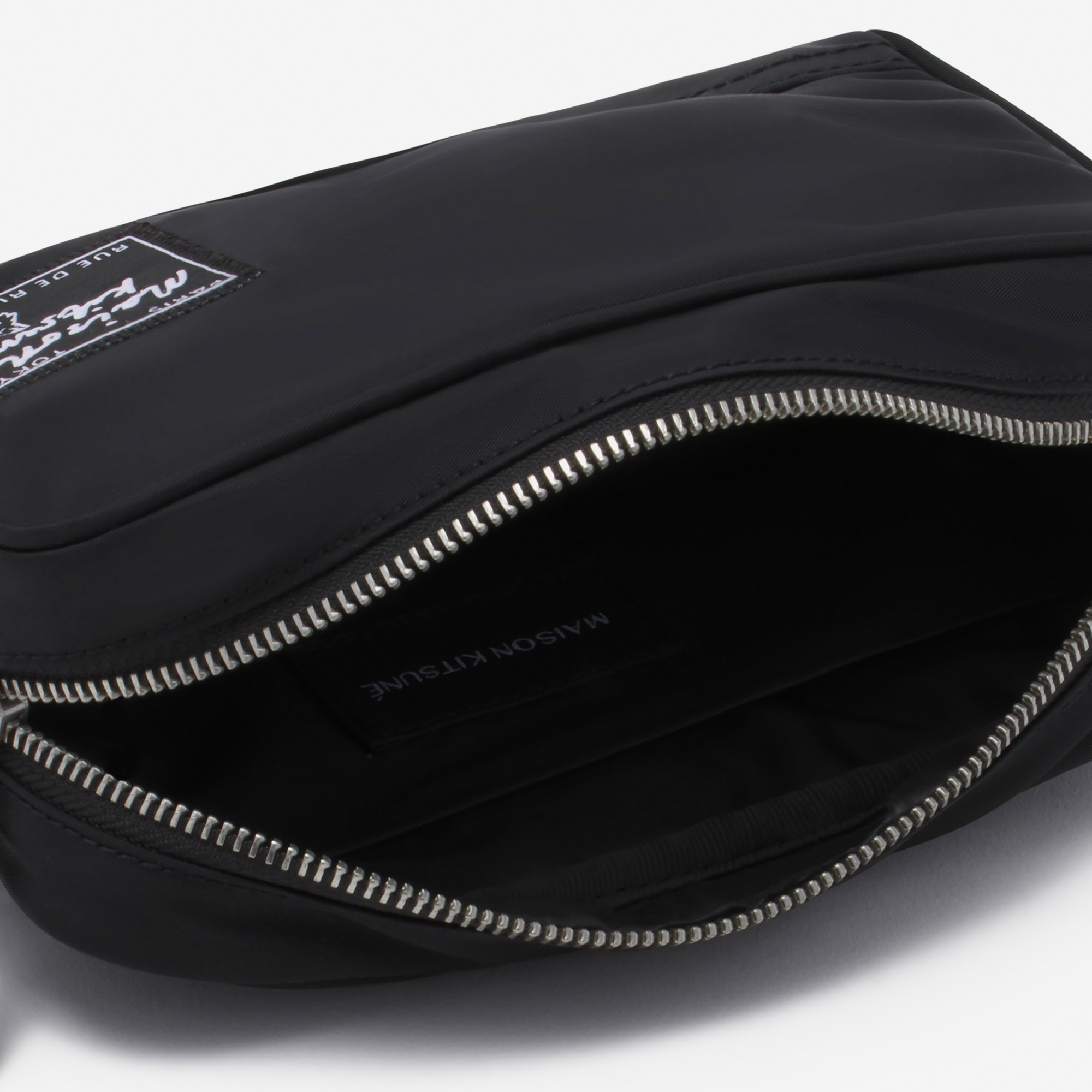 【関税込み】Maison Kitsune MARSUPIO IN NYLON THE TRAVELLER Maison Kitsune Traveller Waist Bag Black | Mainline Menswear