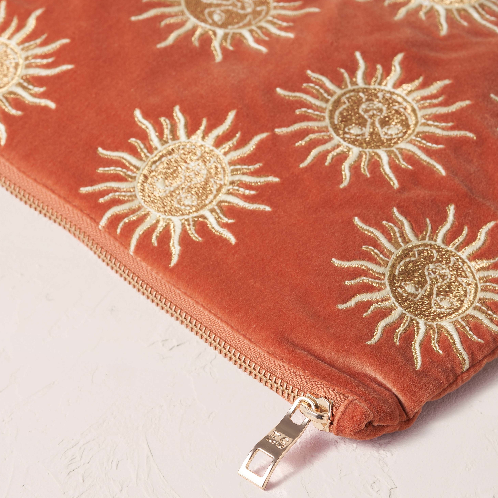 【Elizabeth Scarlett】 Sun Goddess Rust ベルベット ポーチ Elizabeth Scarlett Sun Goddess Rust Velvet Everyday Pouch
