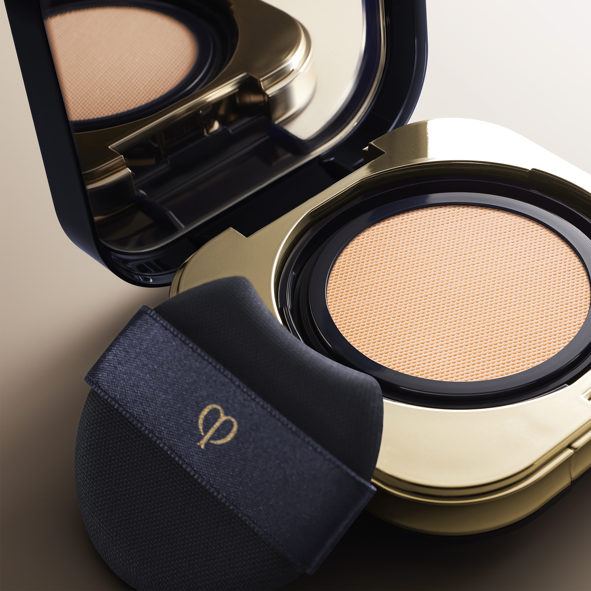 Clé De Peau Beauté Radiant Cushion Foundation Case | Cult Beauty