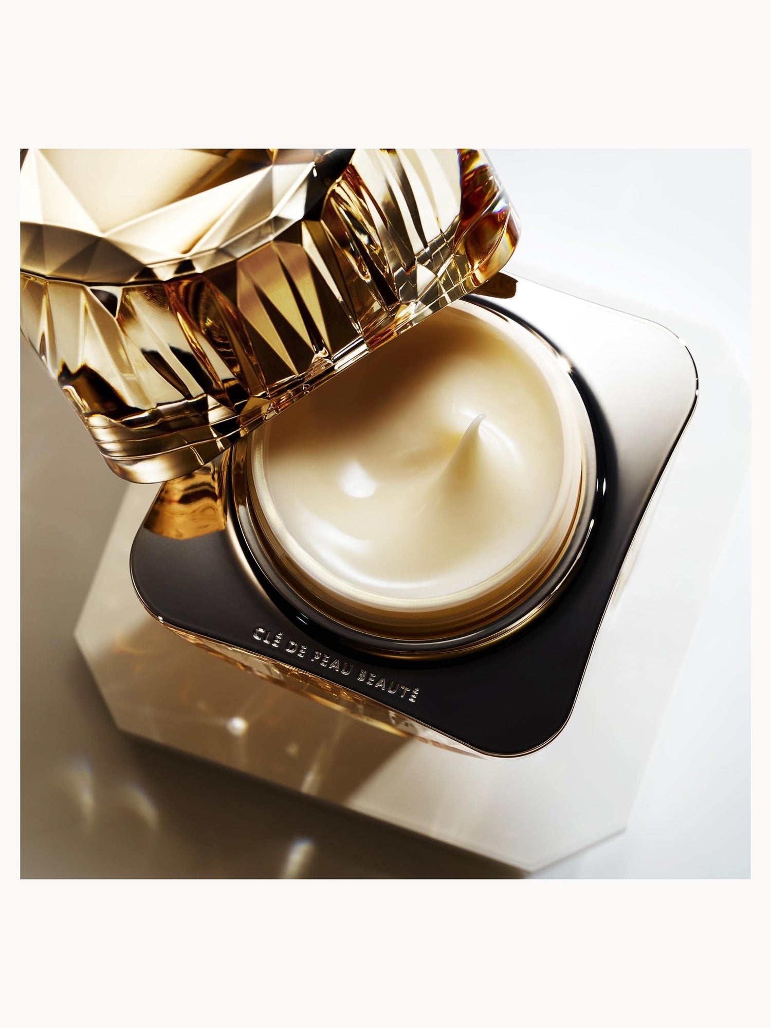 値下げ　新品未開封clé de peau BEAUTÉ 日中用クレーム 50mL Clé De Peau Beauté La Crème 50ml | LOOKFANTASTIC