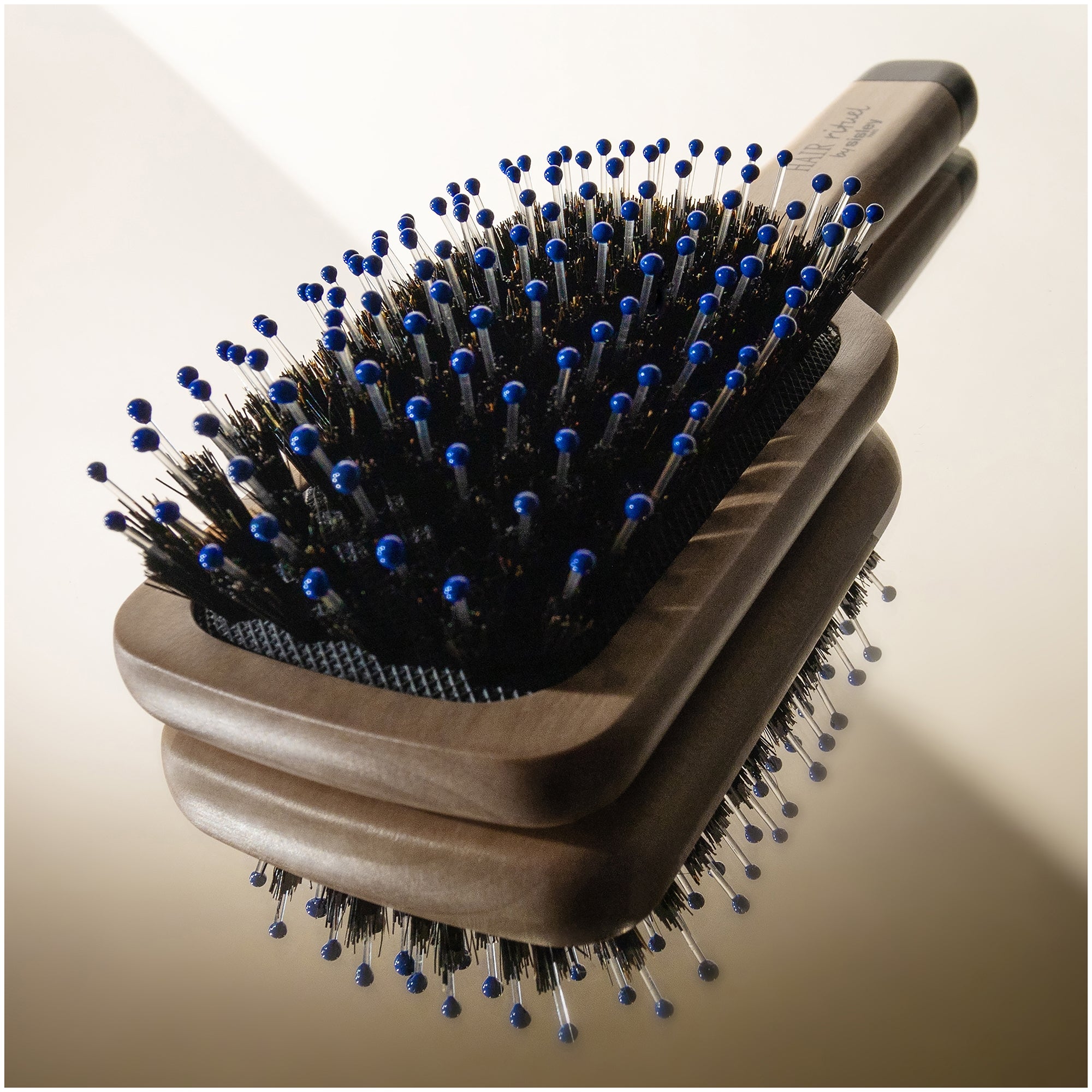 sisley フェイスブラシ2種 Sisley Paris The Pocket Brush Radiance & Softness | Dermstore