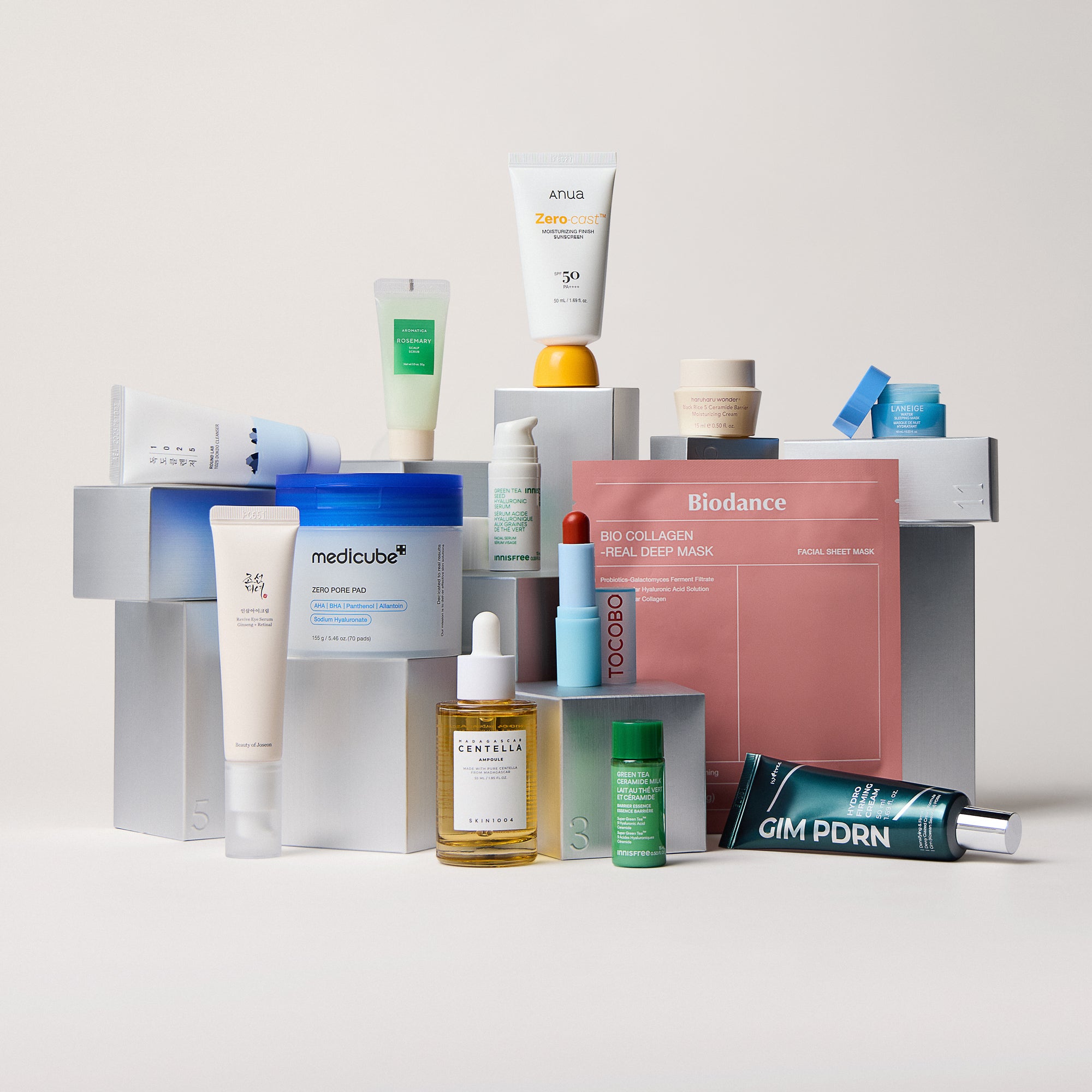 Calendario K-Beauty de LOOKFANTASTIC 2026 con productos de cosmética coreana