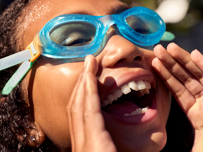 Shop junior goggles – boy wearing blue Sunny G goggles.