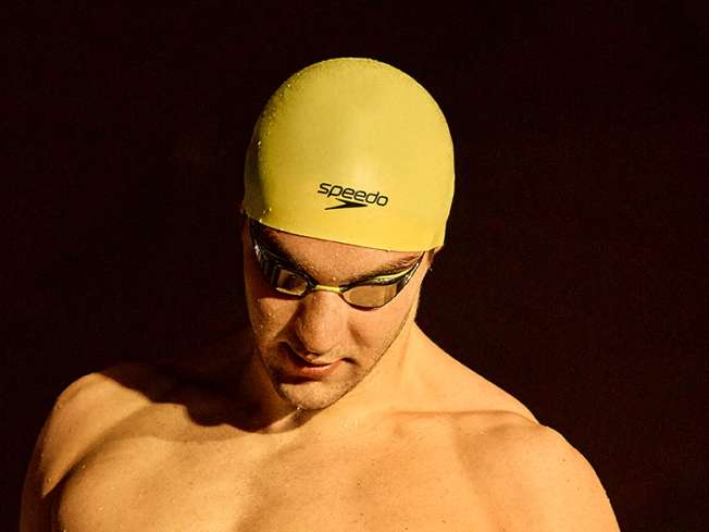 Achetez lunettes Fastskin – homme portant un bonnet Fastskin jaune et lunettes Fastskin jaunes.