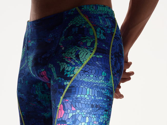 En savoir plus sur Fastskin 2.0 – femme dans la piscine portant une combinaison Fastskin Molten Blur.