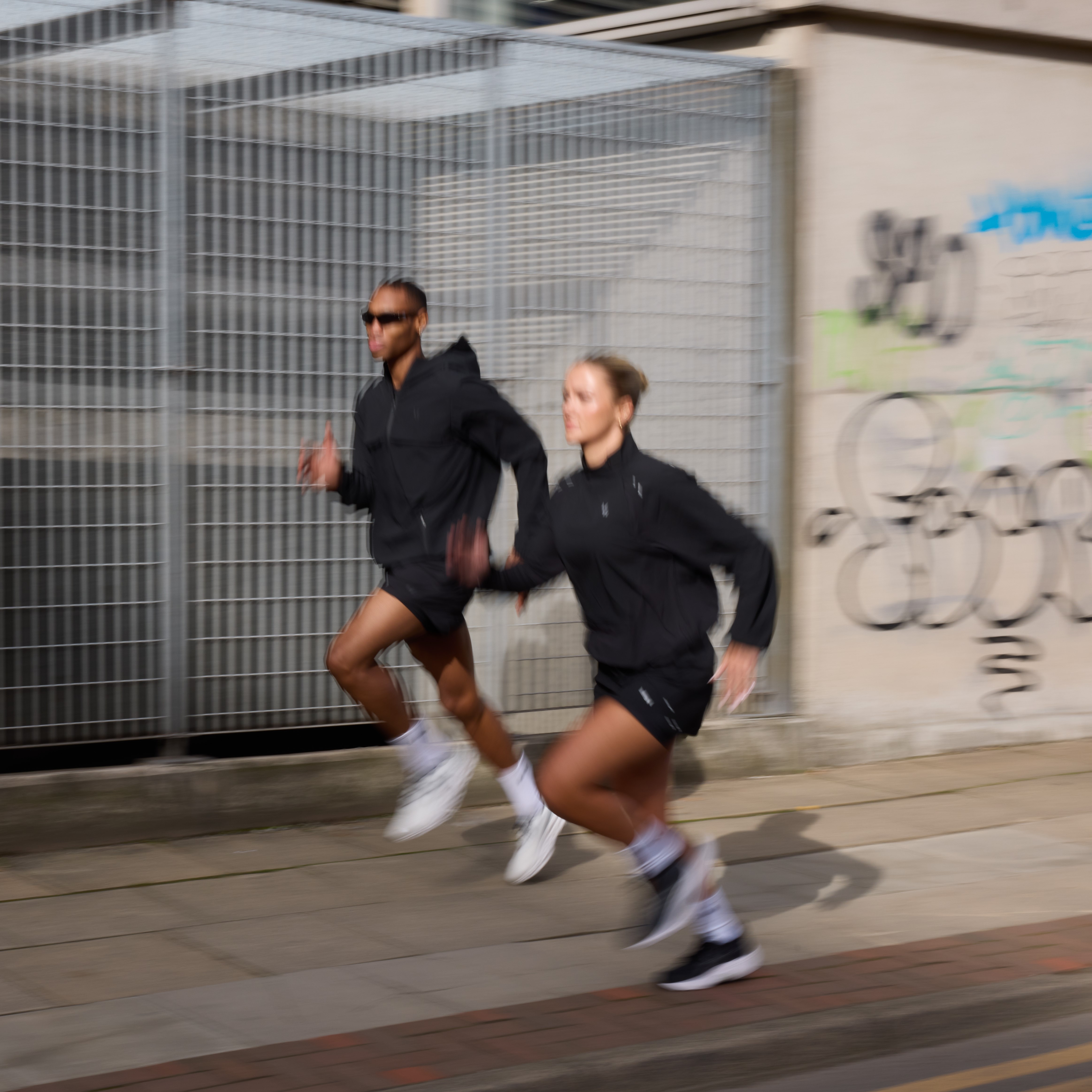 Nous sommes une marque leader dans le domaine de la nutrition sportive, qui propose une gamme de produits de qualité, notamment des protéines en poudre, des vitamines et des minéraux, des aliments hyperprotéinés, des en-cas et des vêtements performants.