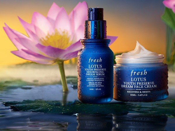 Renew overnight for the skin of your dream. With the Lotus Dream Serum with AHAs and prickly pear flower and the Lotus Dream Face Cream.
